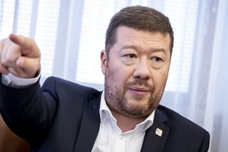 Slibovali jste šetření, ale chcete utrácet více, navážel se Okamura do Pekarové - Novinky